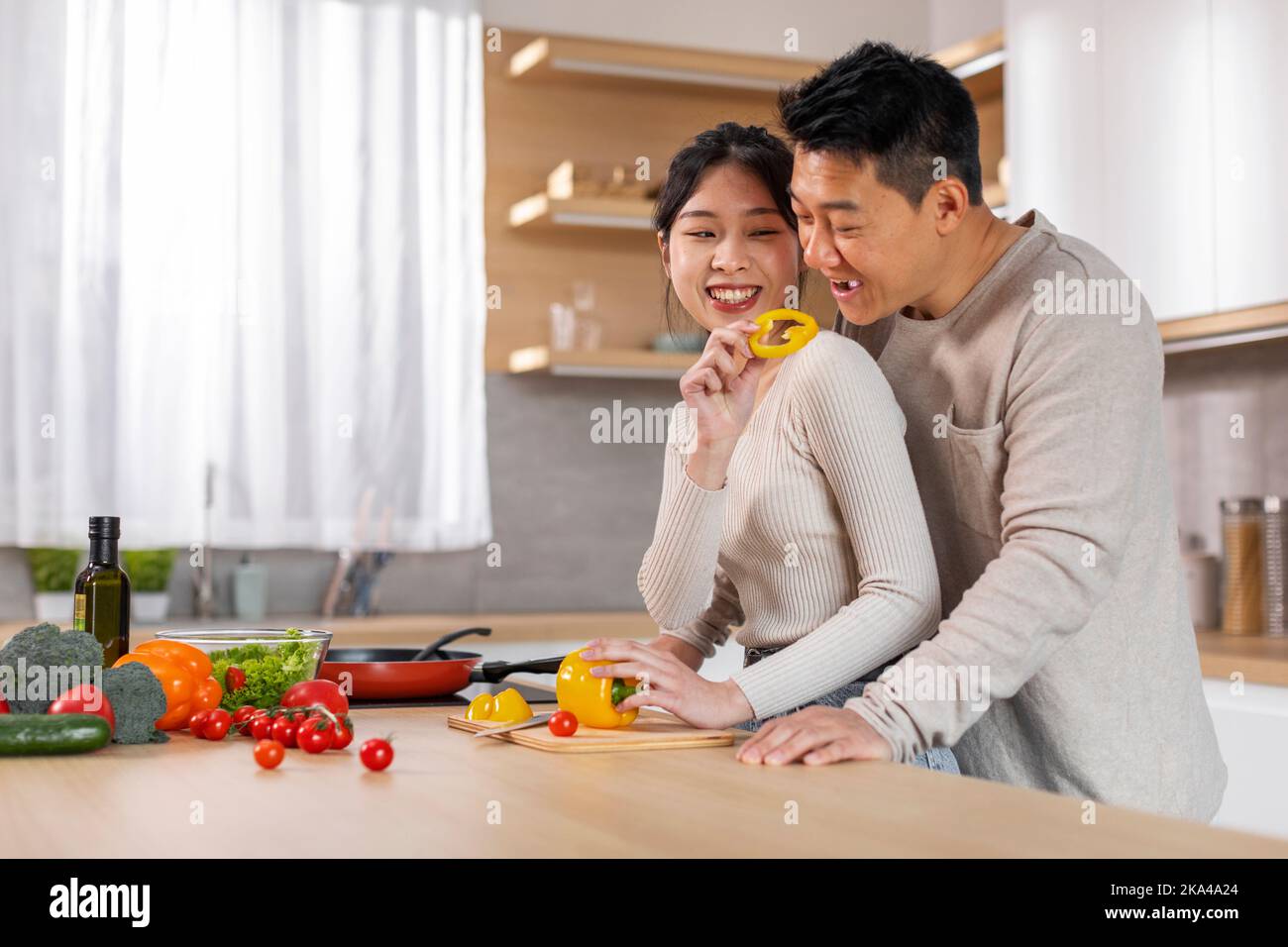 Une femme chinoise aimante cuisinant pour son petit ami à la maison Banque D'Images