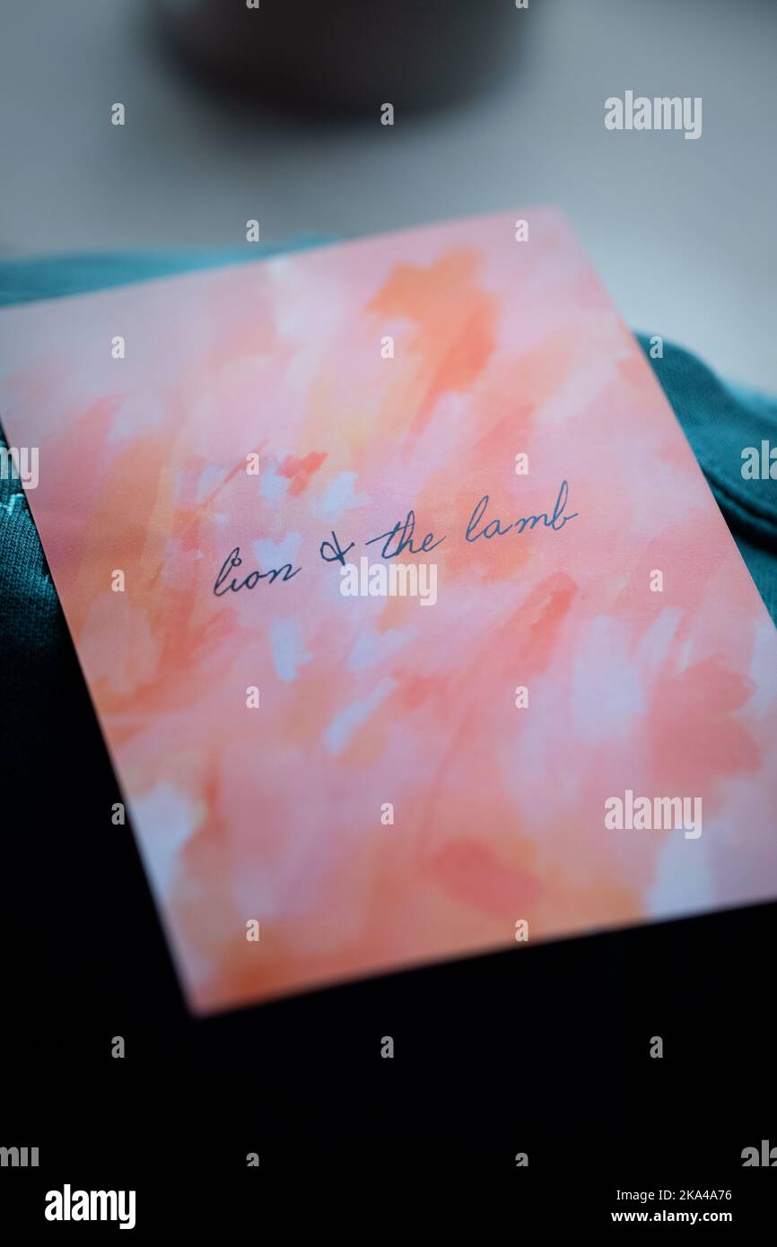 Un gros plan vertical d'une inscription « lion and membre » sur un papier rouge pour un motif sweat-shirt Banque D'Images