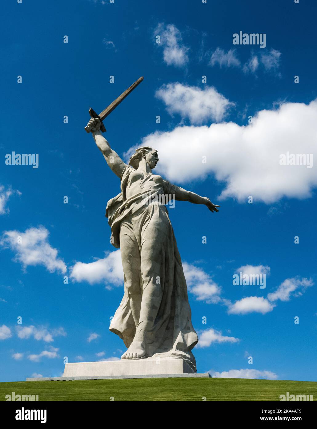 Statue « les appels de la mère patrie » (Rodina-Mat) sur la colline de Mamaev à Volgograd, Russie. Ciel bleu avec des nuages sur l'arrière-plan. Banque D'Images Statue « les appels de la mère patrie » (Rodina-Mat) sur la colline de Mamaev à Volgograd, Russie. Ciel bleu avec des nuages sur l'arrière-plan. Banque D'Images