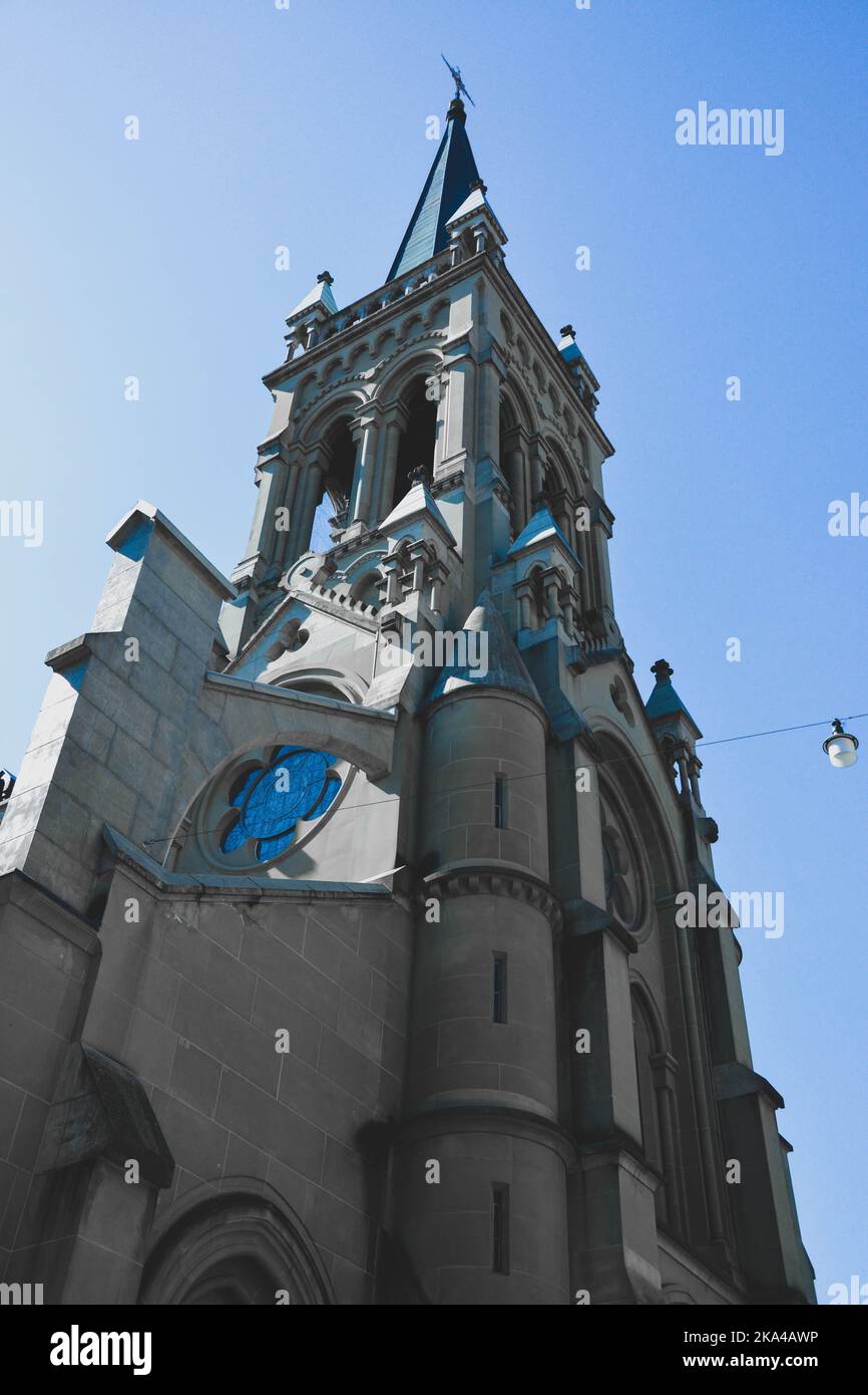 Un cliché vertical de l'église Saint-Pierre et Saint-Paul sous le ciel bleu Banque D'Images
