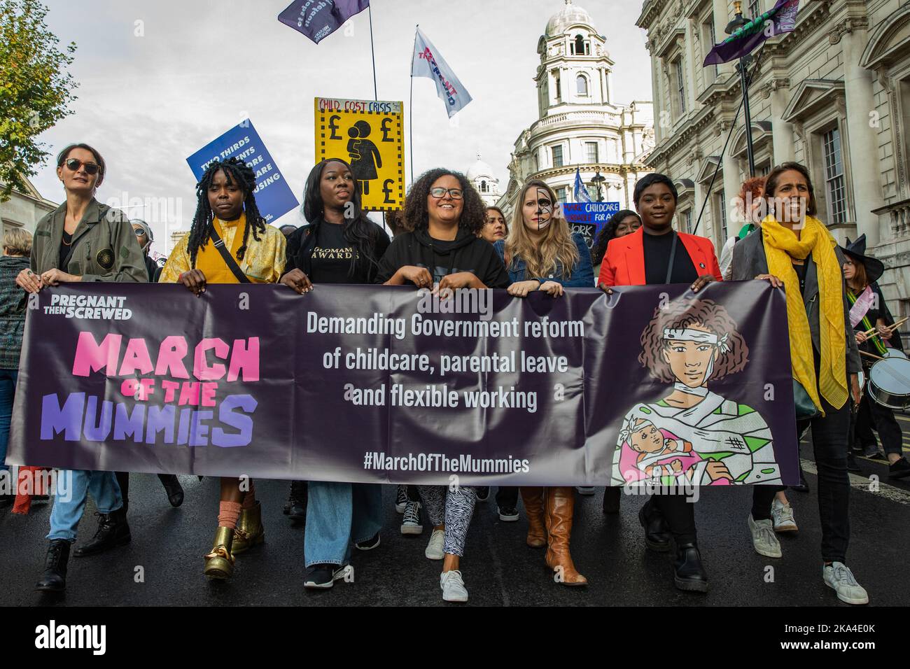 Londres, Royaume-Uni. 29 octobre 2022. Des centaines de parents, dont beaucoup ont de jeunes enfants, participent à la marche des momies pour exiger des droits pour les mères qui travaillent, des réformes de la garde des enfants, des congés parentaux et du travail flexible. La Marche des momies a été organisée par enceinte puis vissée, une association caritative dédiée à mettre fin à la pénalité de maternité, comme un événement national comprenant 11 sites autour du Royaume-Uni. Crédit : Mark Kerrison/Alamy Live News Banque D'Images