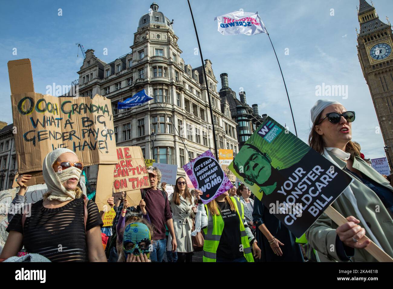 Londres, Royaume-Uni. 29 octobre 2022. Des centaines de parents et de jeunes enfants, dont certains vêtus du costume d'Halloween, participent à la marche des momies pour exiger des droits pour les mères qui travaillent, des réformes de la garde d'enfants, le congé parental et le travail flexible. La Marche des momies a été organisée par enceinte puis vissée, une association caritative dédiée à mettre fin à la pénalité de maternité, comme un événement national comprenant 11 sites autour du Royaume-Uni. Crédit : Mark Kerrison/Alamy Live News Banque D'Images