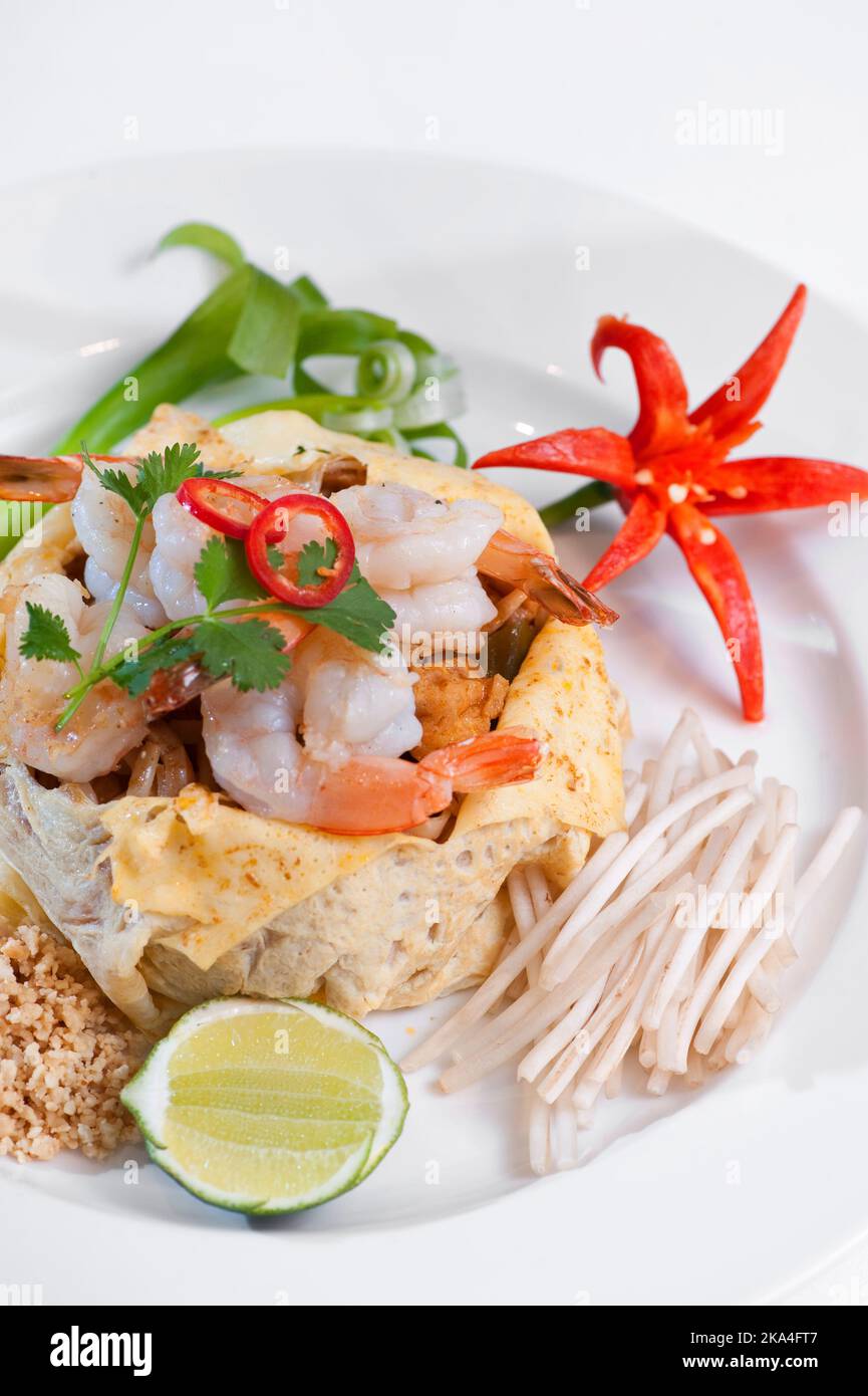 Crevettes thaïlandaises de PAD servies dans un panier à omelettes Banque D'Images Crevettes thaïlandaises de PAD servies dans un panier à omelettes Banque D'Images