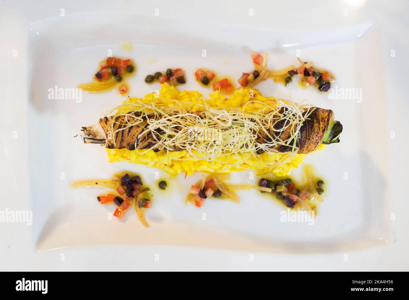Risotto jaune avec rouleau de poisson Banque D'Images