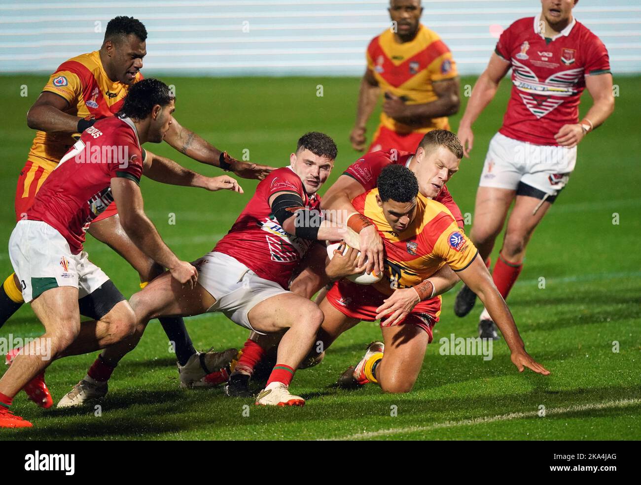 Jacob Alick, de Papouasie-Nouvelle-Guinée, a été attaqué par Connor Davies et Dan Fleming, du pays de Galles, lors du match du groupe D de la coupe du monde de rugby au stade Eco-Power, Doncaster. Date de la photo: Lundi 31 octobre 2022. Banque D'Images