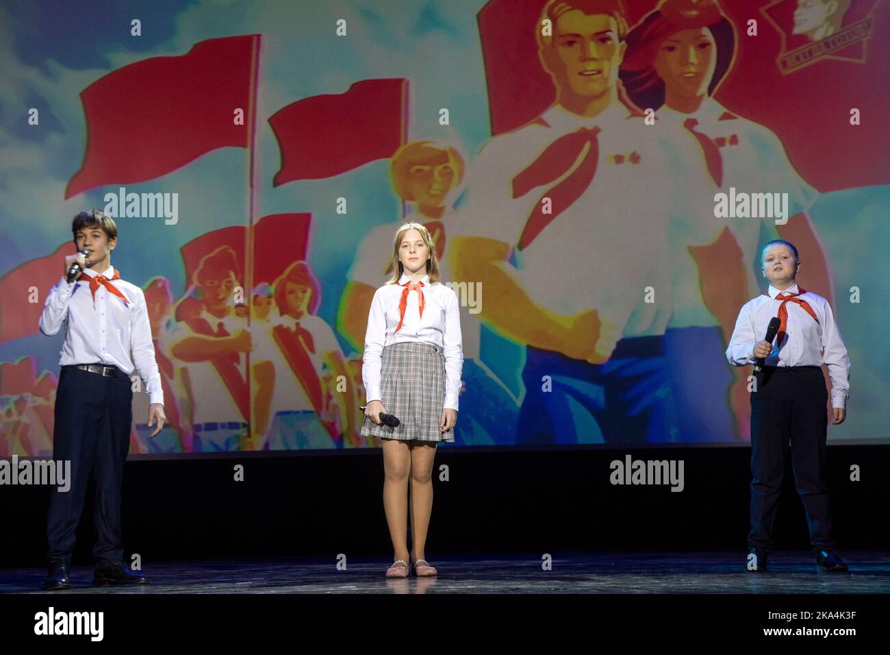 Moscou, Russie. 29th octobre 2022. De jeunes pionniers se sont produits sur une scène lors d'un concert pour marquer le 104th anniversaire de Komsomol, ou de la Ligue des jeunes communistes léninistes de toute l'Union dans le Palais des pionniers sur Vorobyovy Gory à Moscou, en Russie Banque D'Images