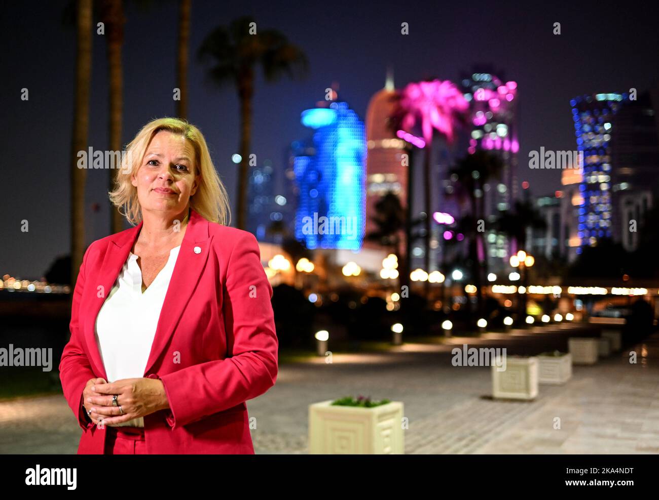 Doha, Qatar. 31st octobre 2022. Nancy Faeser (SPD), ministre fédérale de l'intérieur, se trouve devant les gratte-ciel de Doha. Faeser s’est rendu au Qatar, pays hôte, en sa qualité de ministre des Sports, avant la coupe du monde. Le voyage se concentrera sur les questions de droits de l'homme débattues autour du tournoi, telles que la protection des reines contre la discrimination et la persécution, et la responsabilité des travailleurs migrants qui ont construit les stades de la coupe du monde. Credit: Britta Pedersen/dpa/Alay Live News Banque D'Images