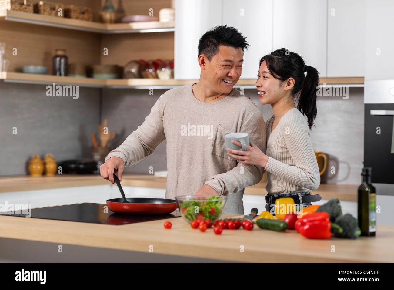 Homme chinois aimant cuisiner pour sa belle petite amie Banque D'Images
