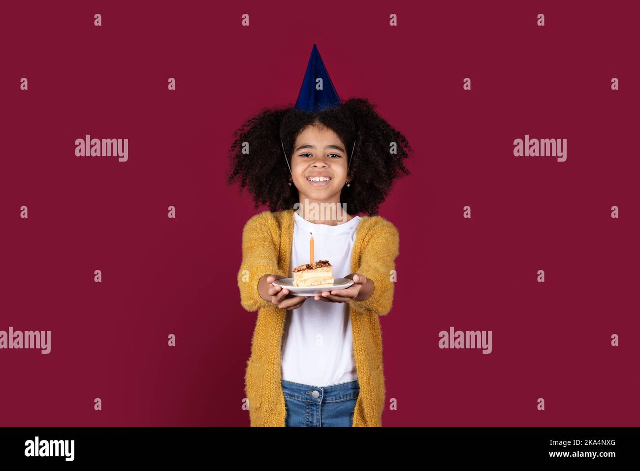 Joyeux enfant afro-américain à la fête d'anniversaire Banque D'Images