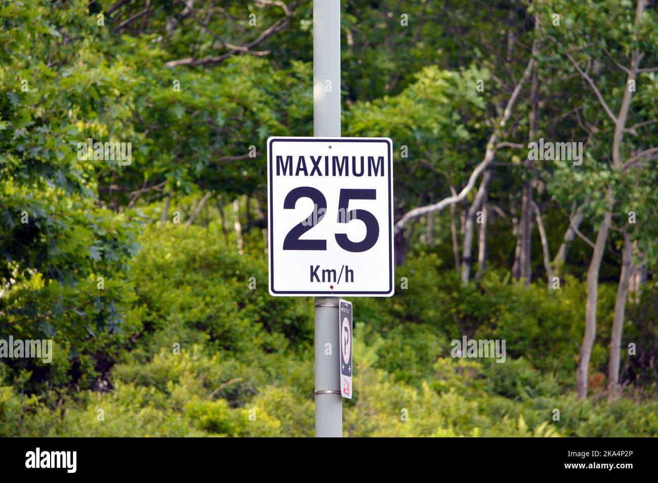 Panneau de limite de vitesse maximale de 25 km/h à l'Agence canadienne d'inspection des aliments, à Dartmouth, en Nouvelle-Écosse Banque D'Images