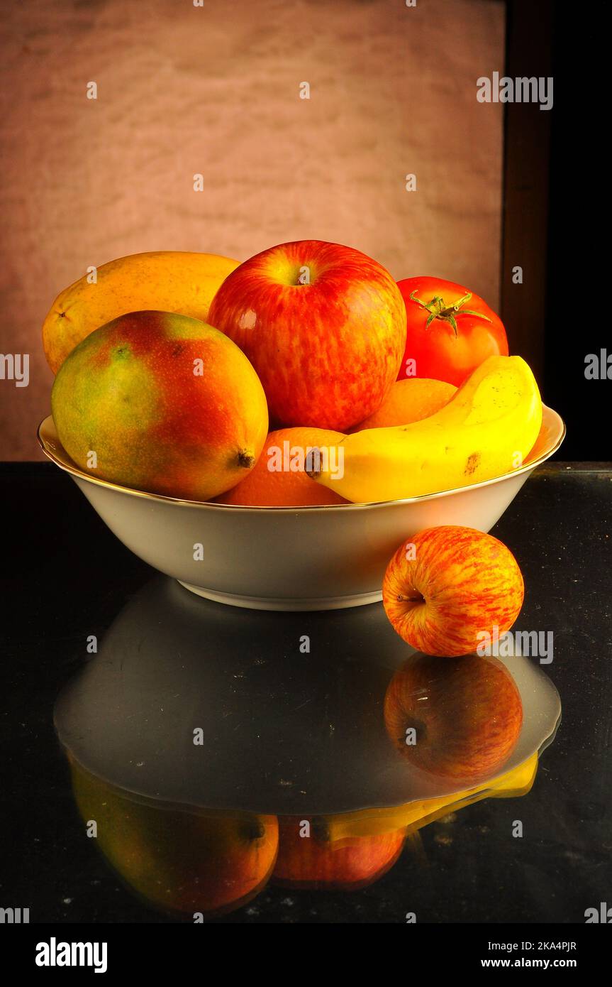 Fruits tropicaux sur le panier, nourriture saine Banque D'Images
