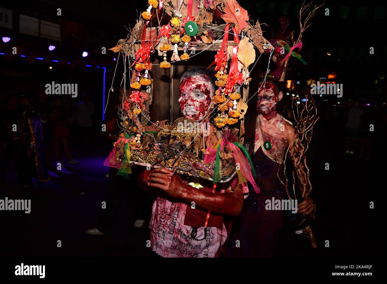 Bangkok, Thaïlande. 31st octobre 2022. Les personnes vêtues de costumes de fantaisie assistent à ''Halloween Khaosan 2022'' sur 31 octobre 2022 sur la route de Khao San, district de Phra Nakhon, Bangkok, Thaïlande, un monument populaire auprès des touristes étrangers. (Credit image: © Teera Noisakran/Pacific Press via ZUMA Press Wire) Banque D'Images
