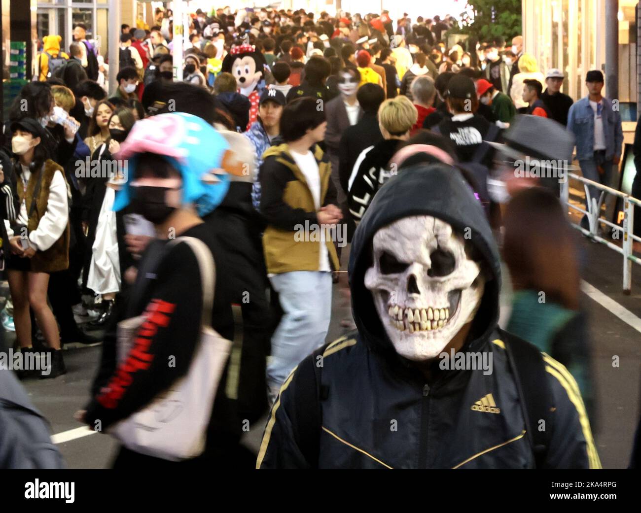 Tokyo, Japon. 31st octobre 2022. Les gens déguisés se rassemblent lundi dans le quartier de la mode de Shibuya à Tokyo pour Halloween, à 31 octobre 2022. Credit: Yoshio Tsunoda/AFLO/Alay Live News Banque D'Images