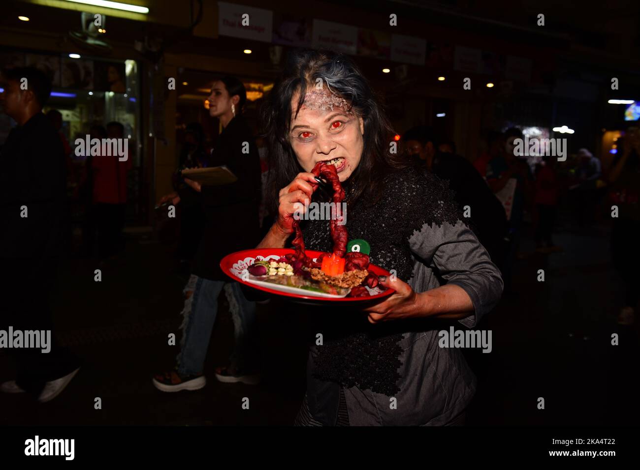 Bangkok, Thaïlande. 31st octobre 2022. Les personnes vêtues de costumes de fantaisie assistent à ''Halloween Khaosan 2022'' sur 31 octobre 2022 sur la route de Khao San, district de Phra Nakhon, Bangkok, Thaïlande, un monument populaire auprès des touristes étrangers. (Credit image: © Teera Noisakran/Pacific Press via ZUMA Press Wire) Banque D'Images