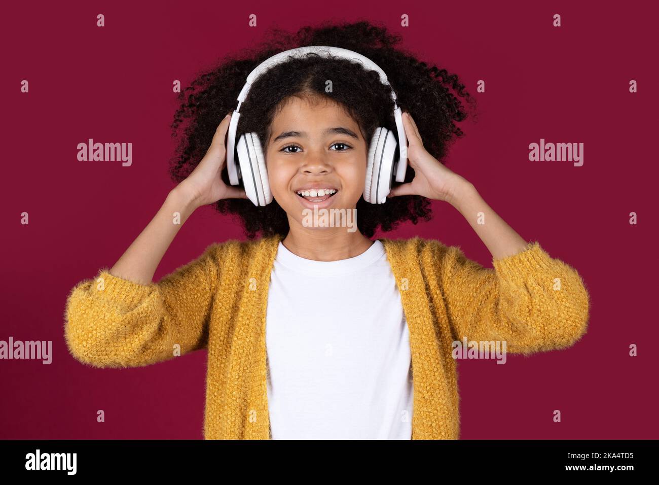 Portrait en gros plan d'une adorable fille noire utilisant un casque Banque D'Images
