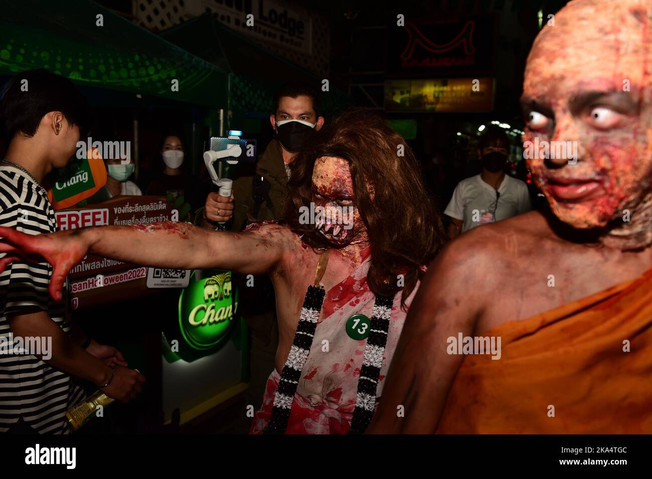 Bangkok, Thaïlande. 31st octobre 2022. Les personnes vêtues de costumes de fantaisie assistent à ''Halloween Khaosan 2022'' sur 31 octobre 2022 sur la route de Khao San, district de Phra Nakhon, Bangkok, Thaïlande, un monument populaire auprès des touristes étrangers. (Credit image: © Teera Noisakran/Pacific Press via ZUMA Press Wire) Banque D'Images