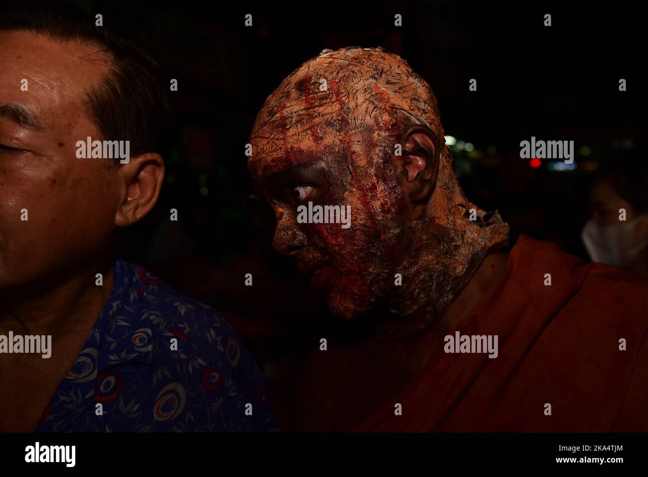 Bangkok, Thaïlande. 31st octobre 2022. Les personnes vêtues de costumes de fantaisie assistent à ''Halloween Khaosan 2022'' sur 31 octobre 2022 sur la route de Khao San, district de Phra Nakhon, Bangkok, Thaïlande, un monument populaire auprès des touristes étrangers. (Credit image: © Teera Noisakran/Pacific Press via ZUMA Press Wire) Banque D'Images