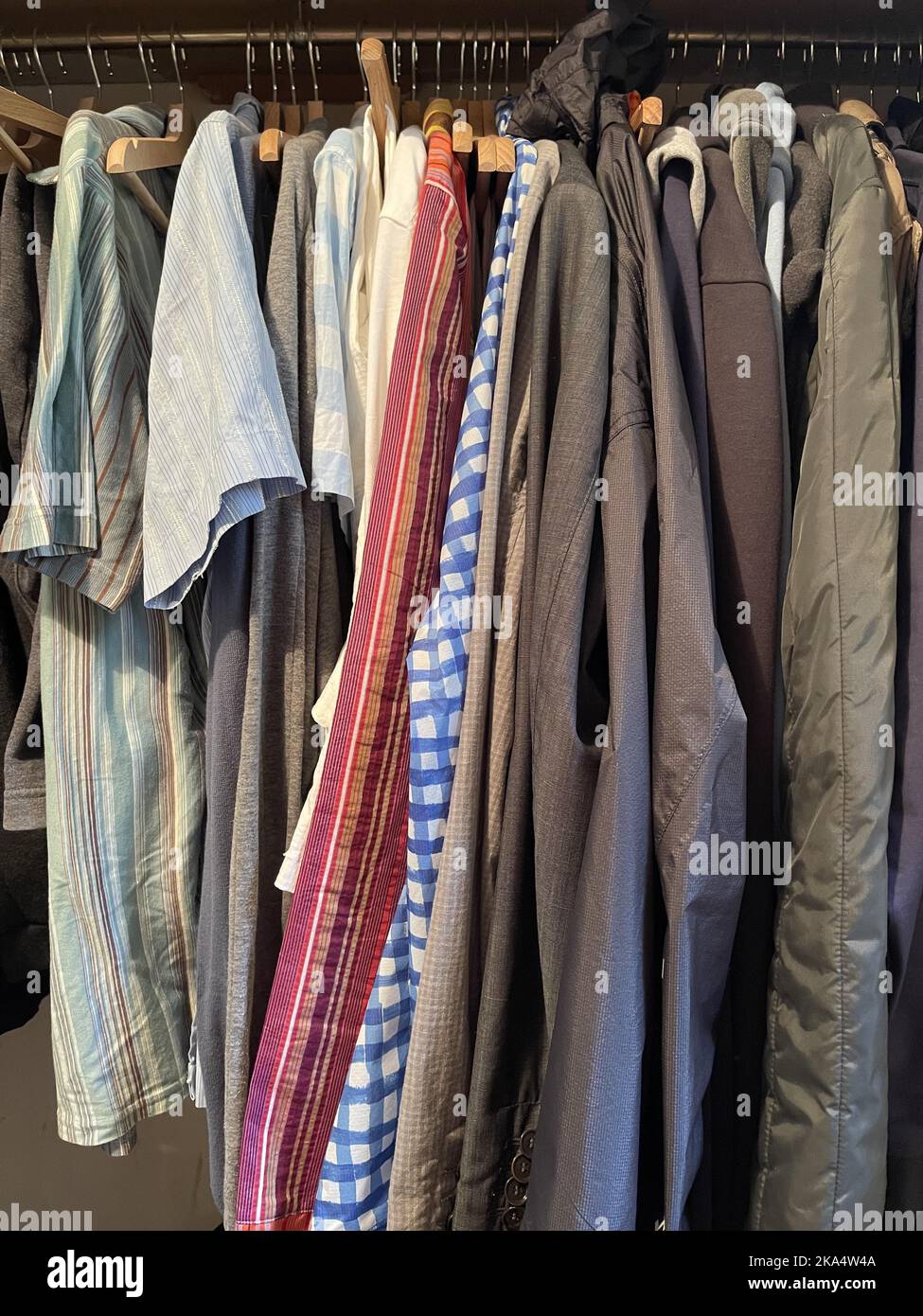 Gros plan des vêtements pour hommes suspendus dans une armoire Banque D'Images