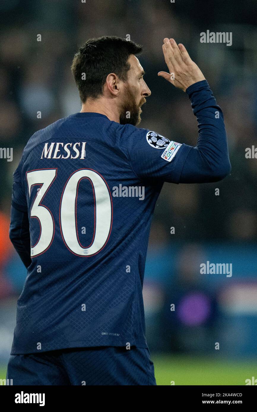 PARIS, FRANCE - 25 OCTOBRE : Lionel Messi, de Paris Saint-Germain, fête ses  célébrations après avoir marquant le but d'ouverture lors du match H du  groupe de la Ligue des champions de
