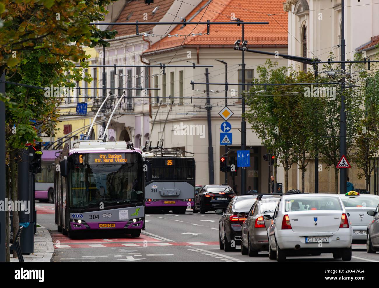 Cluj-Napoca, Roumanie - 17 septembre 2022: Cluj-Napoca société de transport public trolleybus sont en circulation le 21 décembre 1989 boulevard à Cluj-Napo Banque D'Images