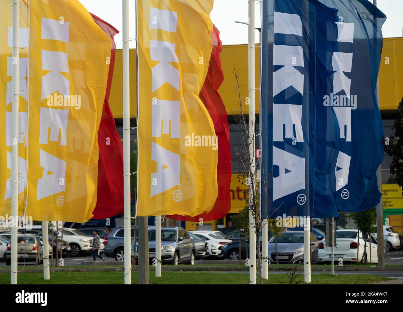 Bucarest, Roumanie - 07 octobre 2022: Drapeaux avant du magasin IKEA Bucarest Baneasa, dans le nord de Bucarest, Roumanie. Banque D'Images