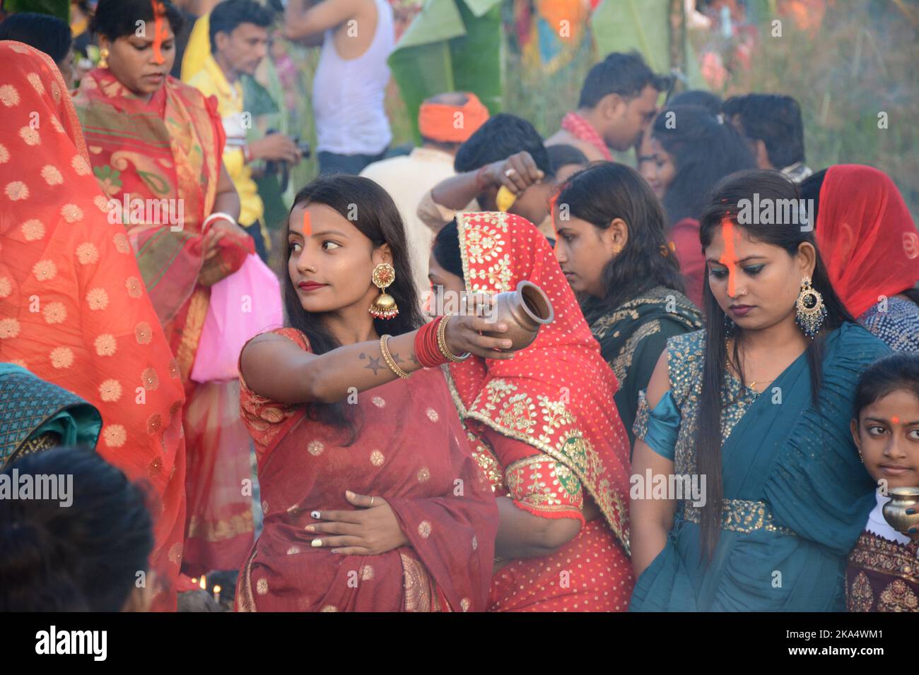 Santiniketan, Bengale-Occidental, Inde. 31st octobre 2022. Chhath puja est dédié au Dieu du soleil Surya. Le festival est appelé 'Chhath' parce qu'il signifie le numéro 6 en hindi ou népalais. Le festival est célébré le 6th jour du mois hindou de Karthika. Chhath Puja est l'un des plus grands festivals de l'Inde. Ce festival est célébré dans la plupart des régions du Bihar, de l'Uttar Pradesh et aussi dans certaines parties du Bengale. Le festival commence dans le mois de Kartika le sixième jour. Le festival dure quatre jours et est dédié à l'adoration de Lord Sun pour sa bénédiction et sa prière pour keepi Banque D'Images