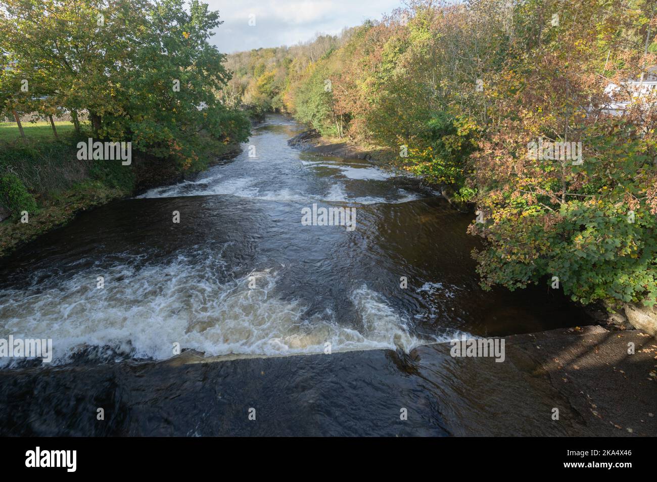 Déversoirs à Ystradgynlais, rivière Tawe, vallée de Swansea, pays de Galles, Royaume-Uni Banque D'Images