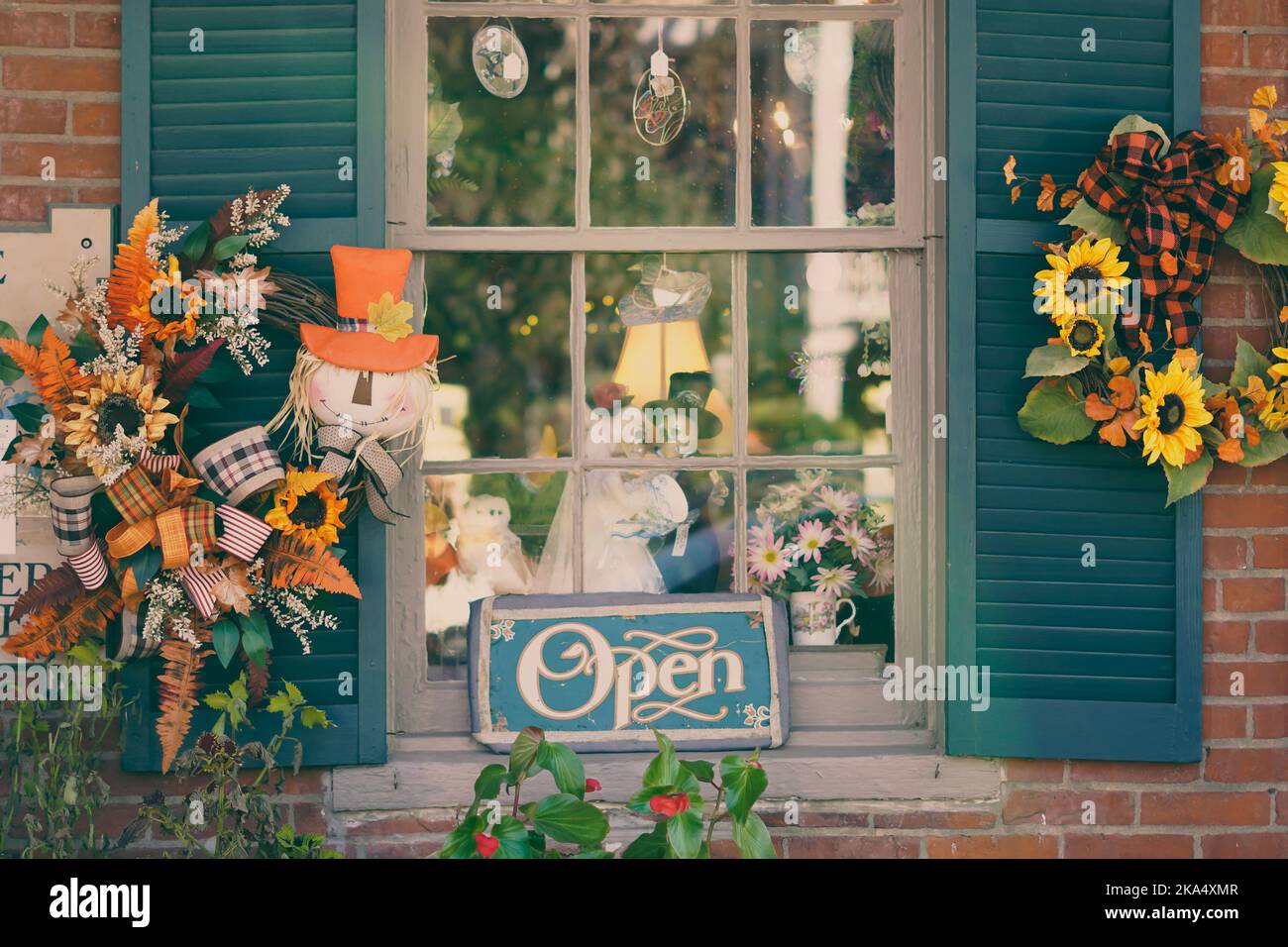 Boutique de cadeaux dans le centre-ville de St. Peters, Mo décorée de couronnes de tournesol, de crânes excentriques et d'une jolie fenêtre sarcelle. Banque D'Images