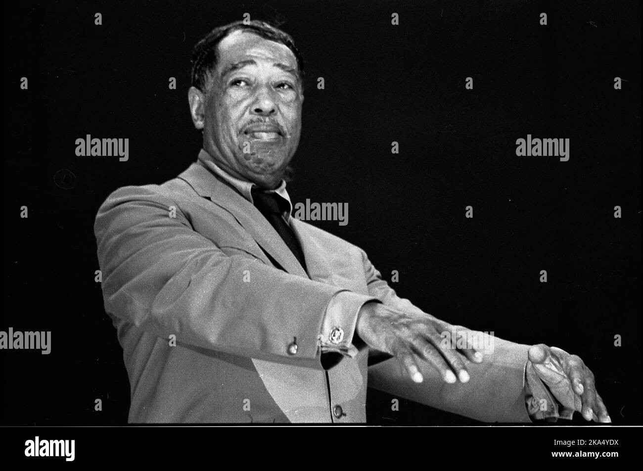 Duke Ellington, pianiste américain et chef de groupe de jazz, lors d'une représentation au Cine Gran Rex, Buenos Aires, 1968 Banque D'Images