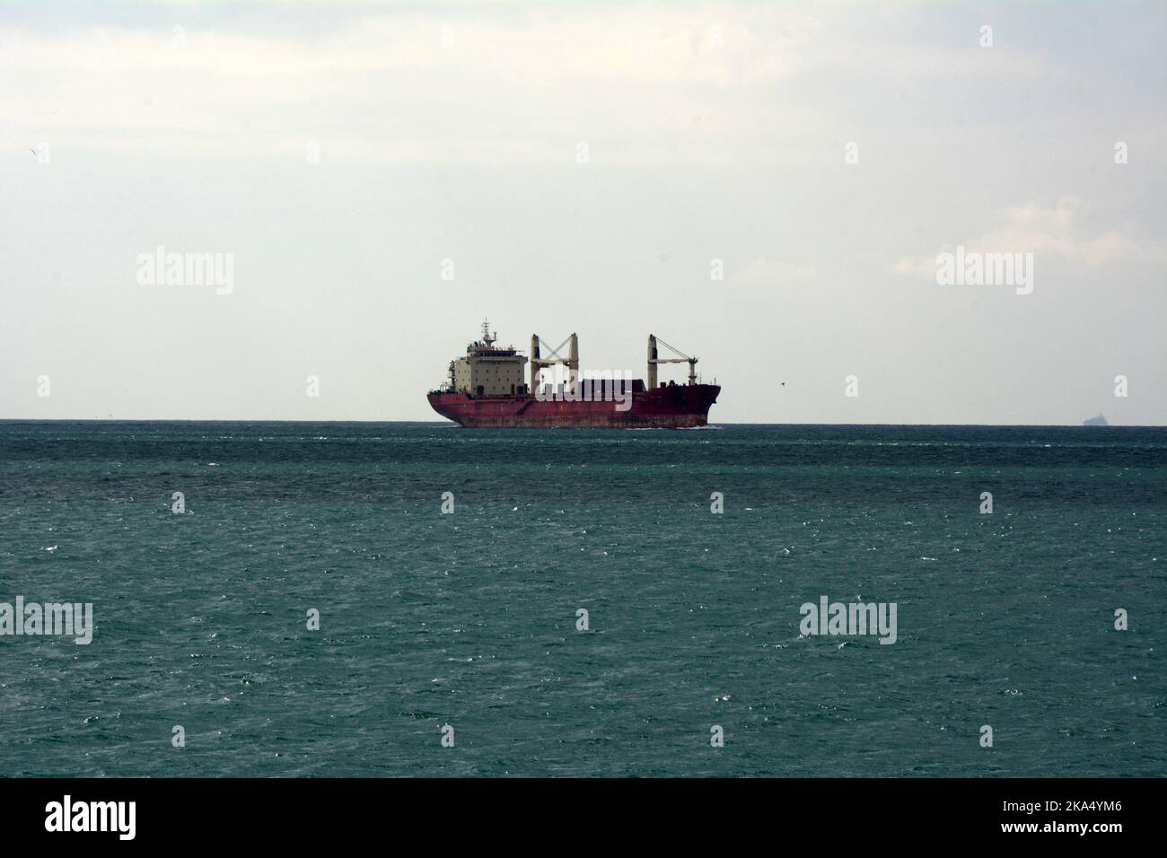Un navire marchand de grains en vrac à destination de l'Ukraine et de la Russie, qui s'approche de l'extrémité sud du détroit du Bosphore, dans la mer de Marmara, en Turquie. Banque D'Images