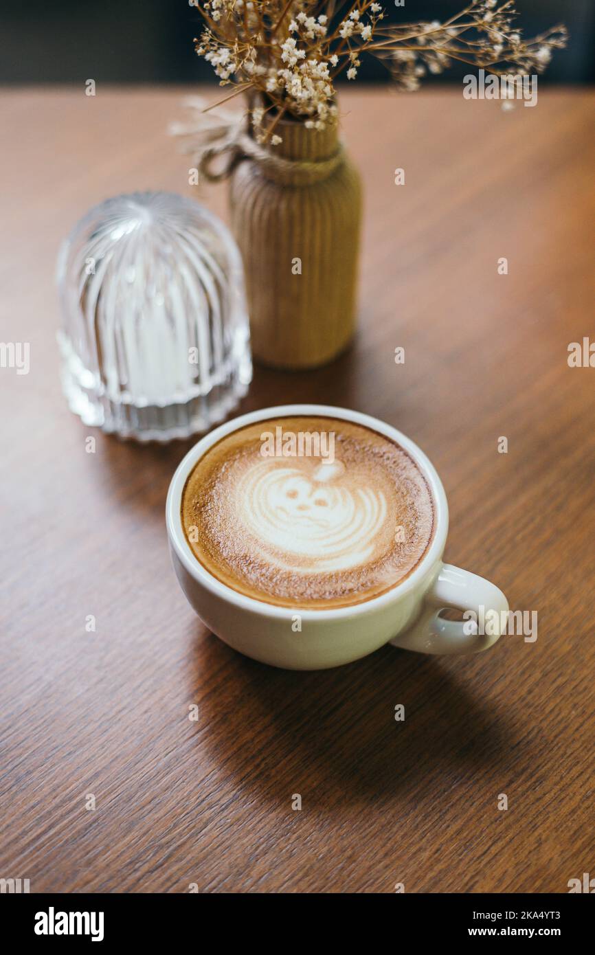Halloween citrouille latte art dans tasse à café Banque D'Images