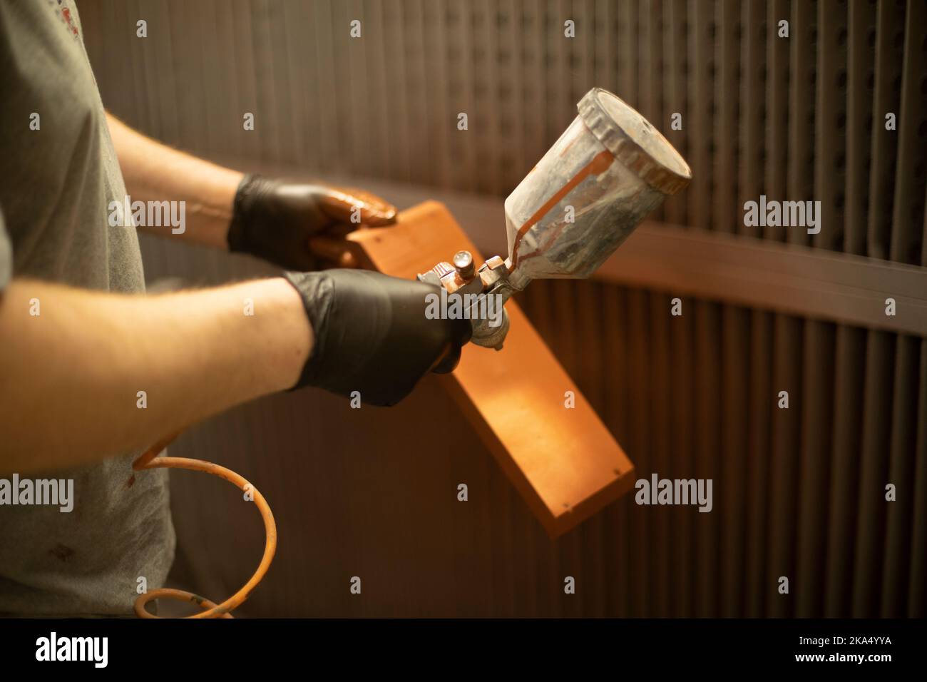 Peinture du bois. Peinture en aérosol. Vaporiser le pistolet à la main. Banque D'Images