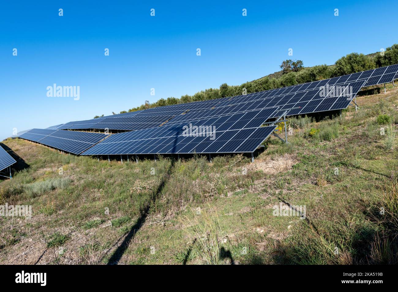 Terres agricoles converties en énergie solaire. Une ferme solaire. Banque D'Images