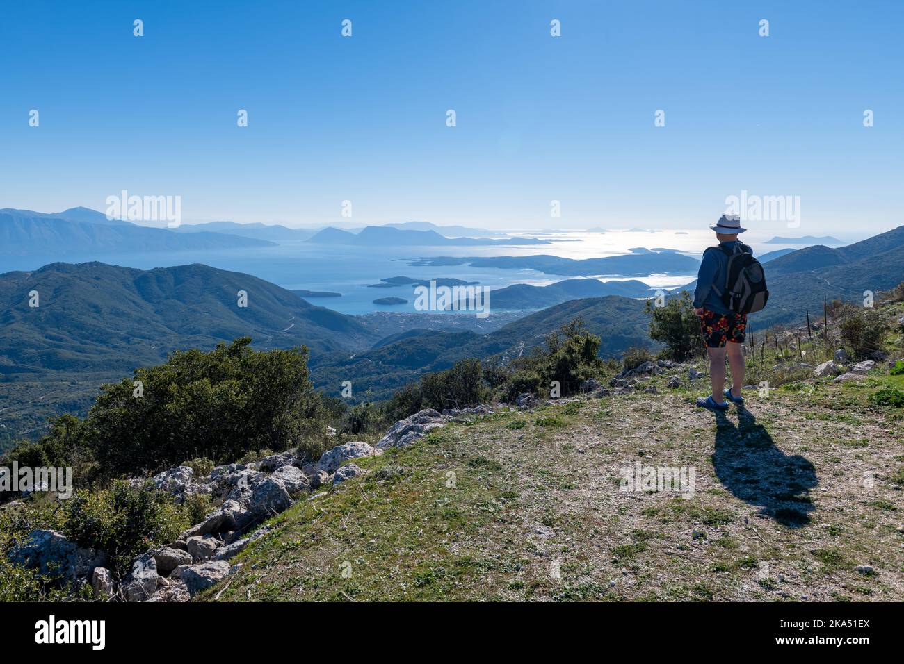 Un touriste appréciant la vue panoramique d'un sommet de montagne lors d'un séjour de randonnée. Banque D'Images