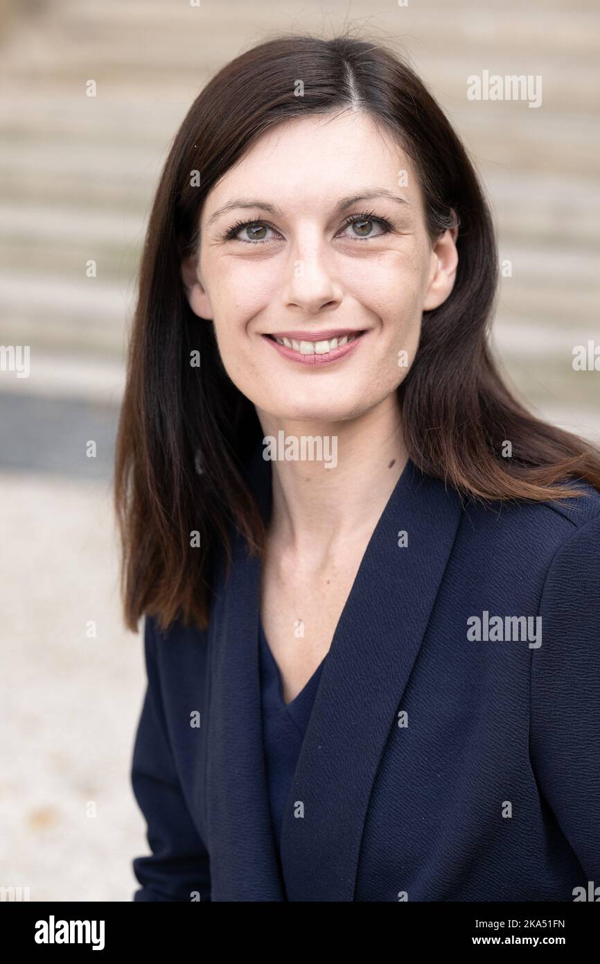 Adjoint du rassemblement National, l'Angélique Ranc pose dans le jardin