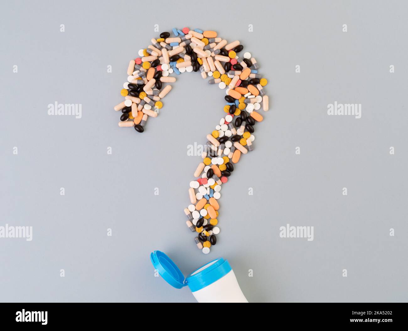 Gros plan photo d'un point d'interrogation fait de pilules ou de médicaments comme symbole de la dépendance aux antibiotiques. Concept des questions posées des suppléments alimentaires. Banque D'Images