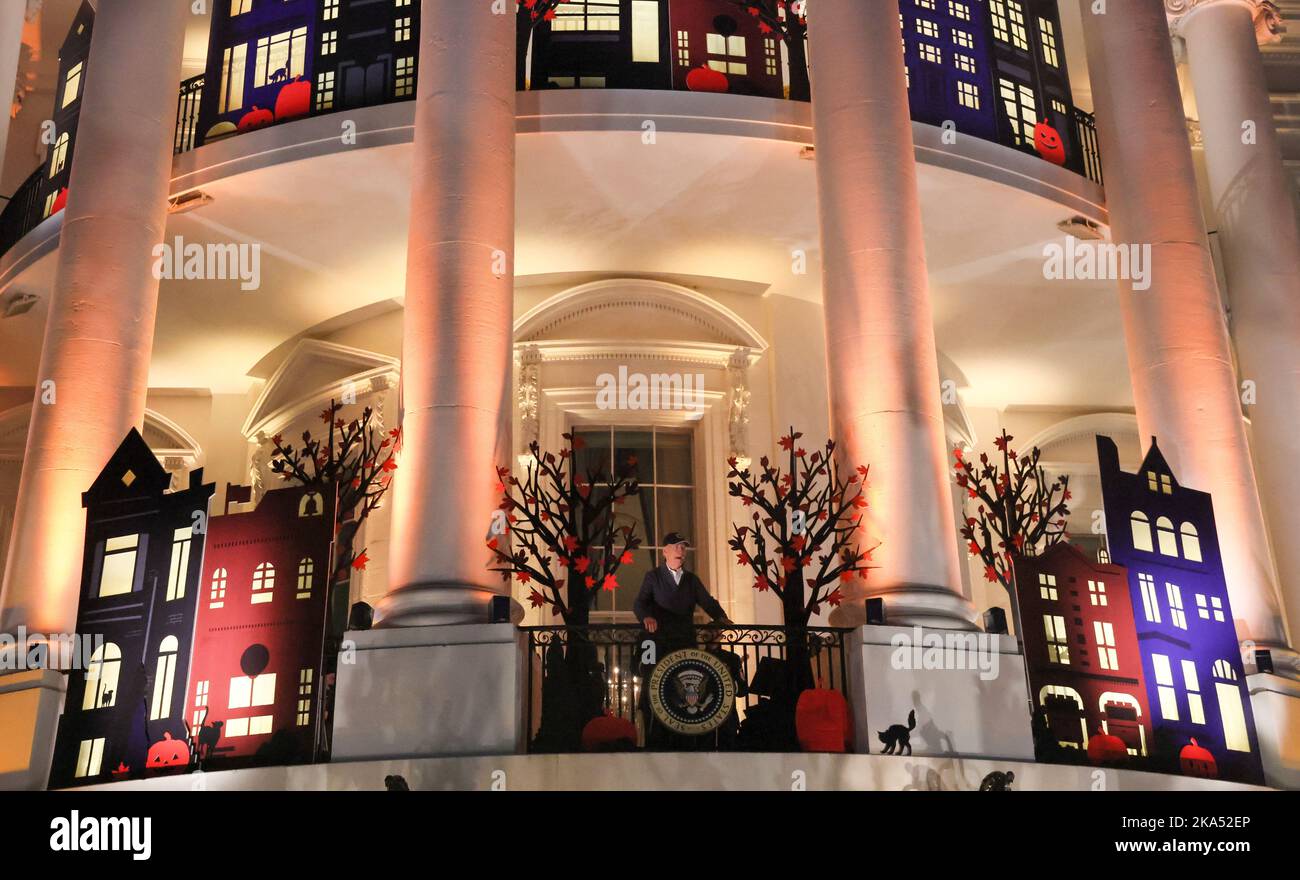 Visite A La Maison Blanche Pour Halloween 2022 Le président américain Joe Biden souhaite aux visiteurs une joyeuse  Halloween depuis un balcon décoré de la Maison Blanche après que lui et la  première dame ont donné des bonbons aux enfants