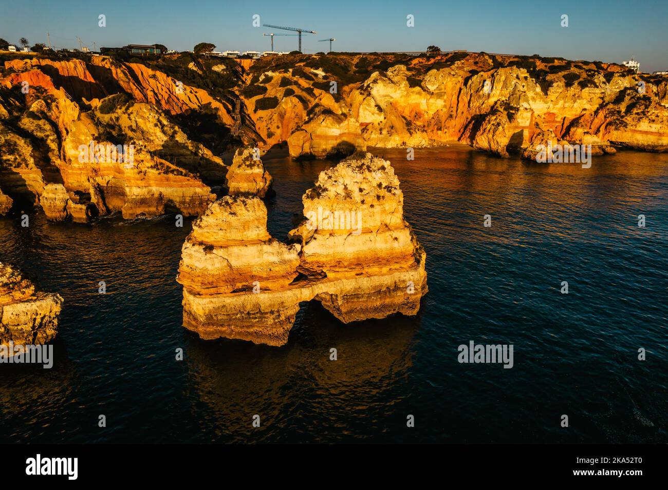 Falaises dorées côtières au lever du soleil à Ponta da Piedade près de Lagos, Portugal.formations rocheuses spectaculaires avec des grottes, des grottes et des arches de mer.vacances d'été Banque D'Images