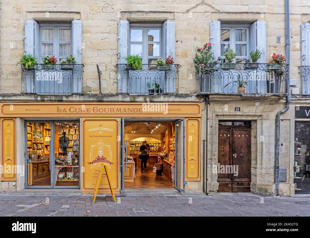 La Cure Gourmande, Uzès, France. Une boutique spécialisée dans le chocolat, les biscuits, les confiseries, les cadeaux, Banque D'Images