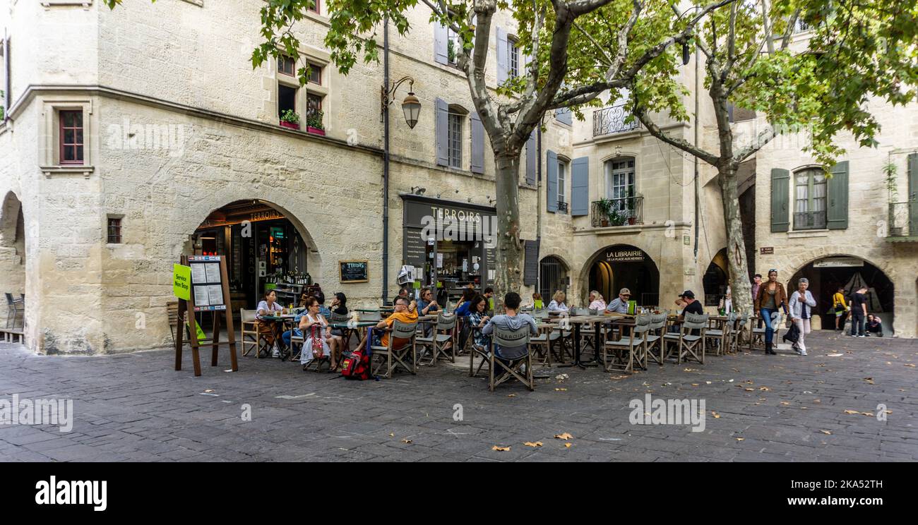 Les personnes dînant dans le centre d'Uzes, France. Banque D'Images