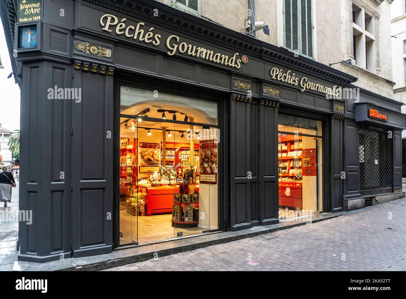 Péchés Gourmands, Nîmes, France. Une boutique vendant des confiseries au chocolat, des biscuits, des biscuits, des cadeaux, etc Banque D'Images