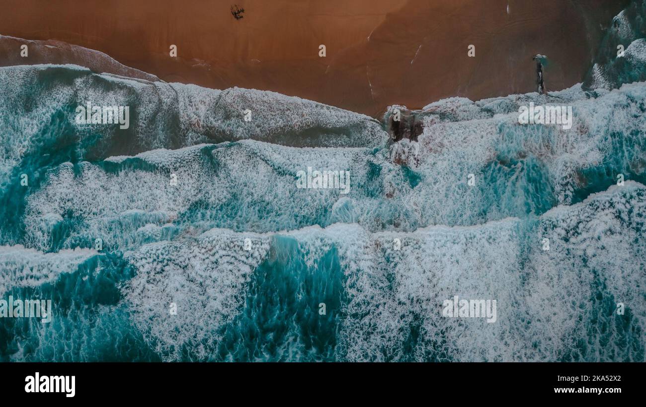 Vagues sauvages de l'océan Atlantique, eau de turquise, plage de sable au Portugal.concept de voyage de vacances d'été.vue de dessus vers le bas.vue aérienne de la rupture de vague Banque D'Images