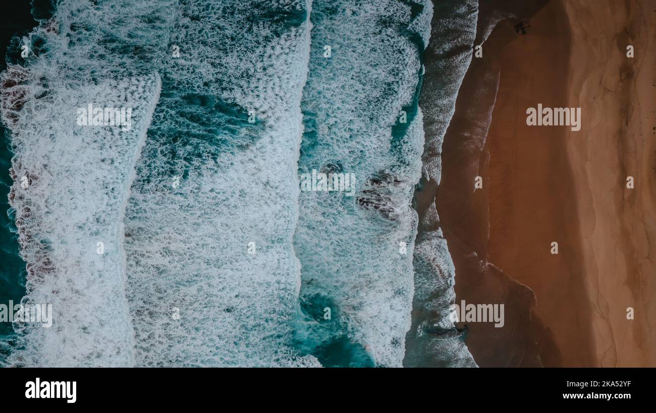 Vagues sauvages de l'océan Atlantique, eau de turquise, plage de sable au Portugal.concept de voyage de vacances d'été.vue de dessus vers le bas.vue aérienne de la rupture de vague Banque D'Images