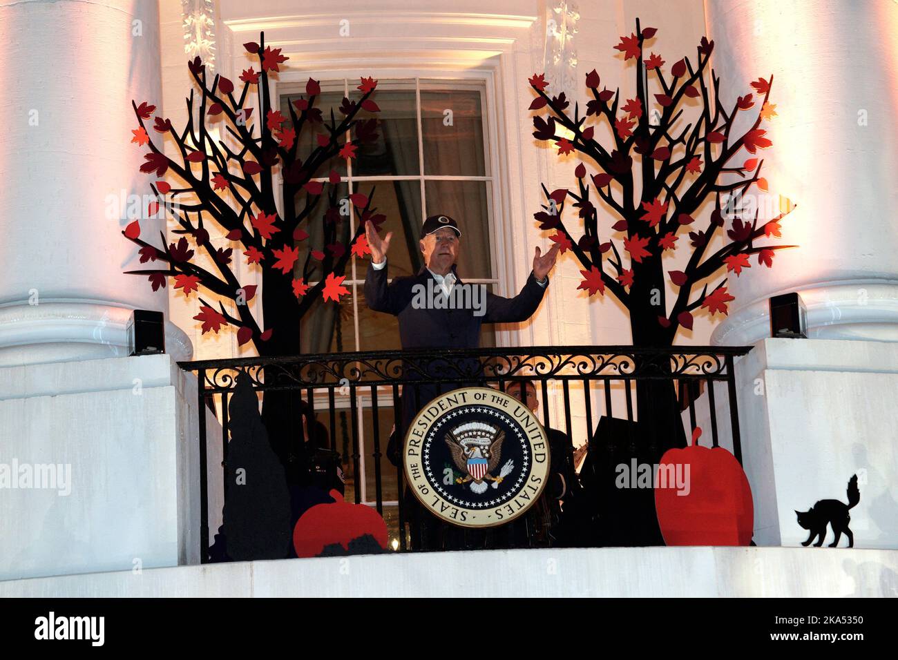 Visite A La Maison Blanche Pour Halloween 2022 Le président des États-Unis Joe Biden et la première dame Jill Biden, le  soir d'Halloween, accueillent des enfants pour des trick-or-Treating sur la  pelouse sud de la Maison Blanche à Washington sur
