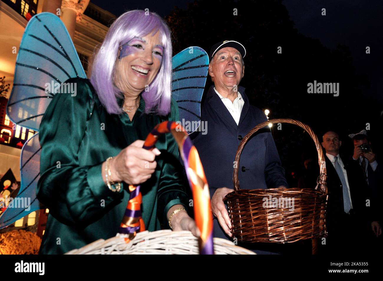 Visite A La Maison Blanche Pour Halloween 2022 Le président des États-Unis Joe Biden et la première dame Jill Biden, le  soir d'Halloween, accueillent des enfants pour des trick-or-Treating sur la  pelouse sud de la Maison Blanche à Washington sur