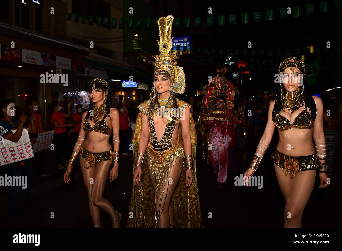 Bangkok, Thaïlande. 31st octobre 2022. Les gens vêtus de costumes de fantaisie assistent à ''Khaosan Halloween 2022'' sur Khao San Road, Phra Nakhon District, Bangkok, Thaïlande, un monument populaire auprès des touristes étrangers. (Credit image: © Teera Noisakran/Pacific Press via ZUMA Press Wire) Banque D'Images