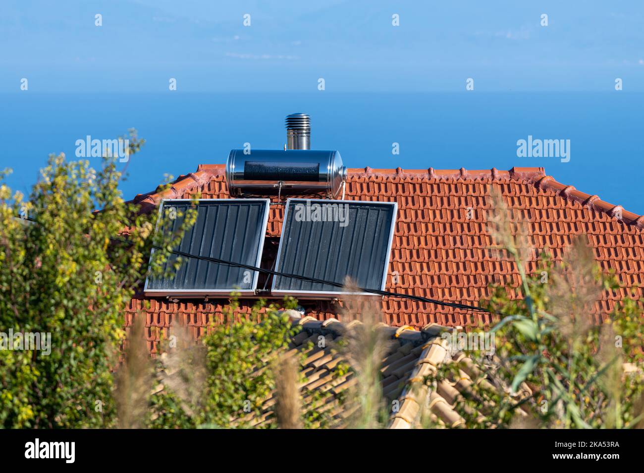 Panneaux solaires domestiques sur un toit pour le chauffage à l'eau chaude. Banque D'Images