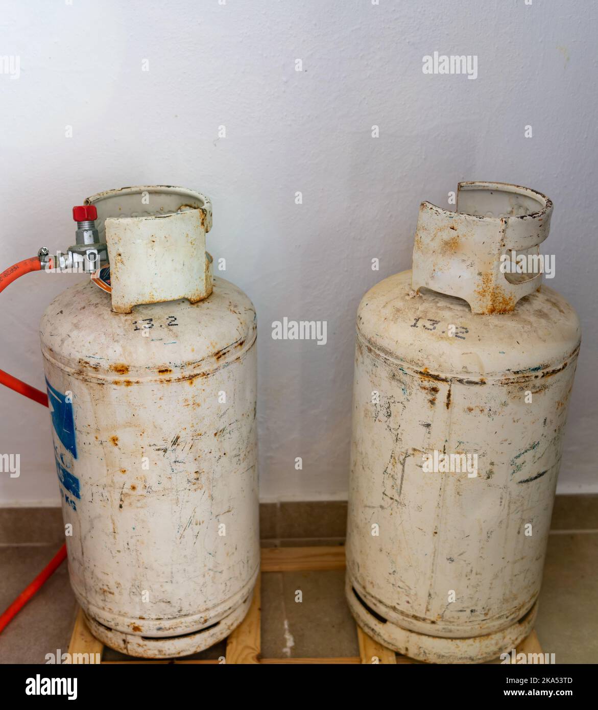 Deux bouteilles de gaz de pétrole liquéfié utilisées pour la cuisson et le chauffage. Banque D'Images