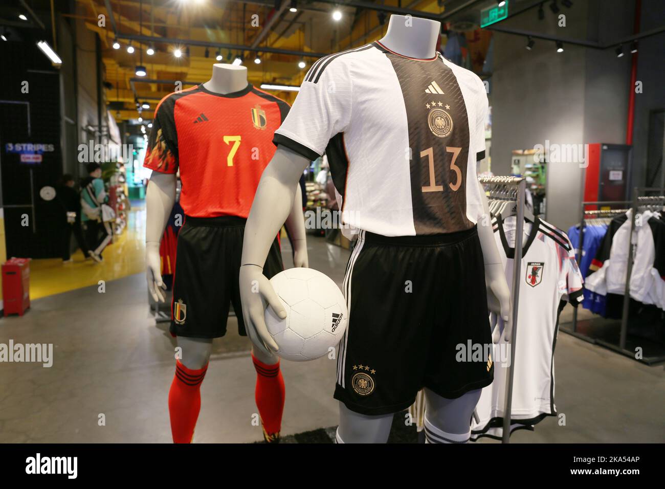 SHANGHAI, CHINE - le 29 OCTOBRE 2022 - des maillots officiels de la coupe du monde du Qatar et des ballons de football 2022 sont présentés dans le magasin phare Adidas à Shanghai, au CH Banque D'Images
