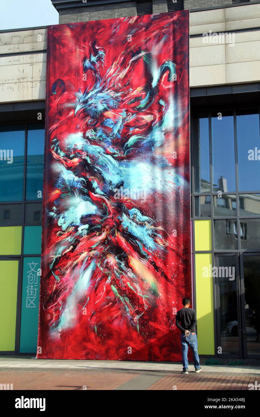 SUZHOU, CHINE - 31 OCTOBRE 2022 - les visiteurs visitent l'exposition de peinture de rue « Montmartre Paris - Li Gongdi Suzhou » à Suzhou, province du Jiangsu Banque D'Images